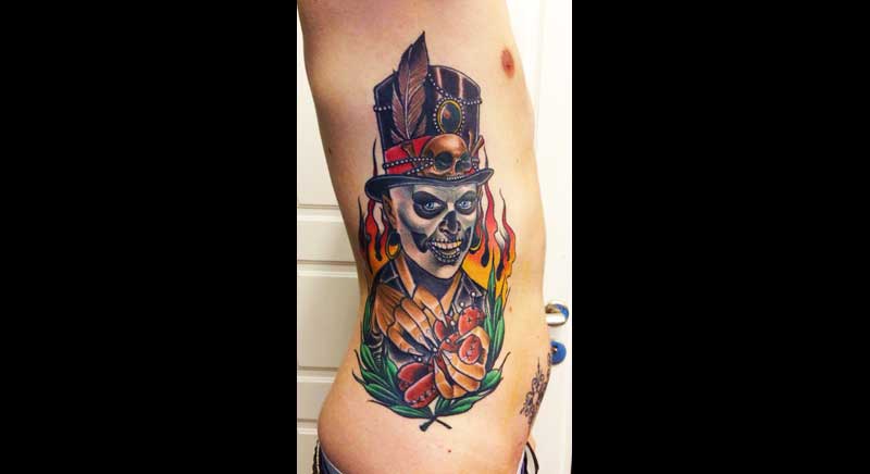 tatuaje en el costado